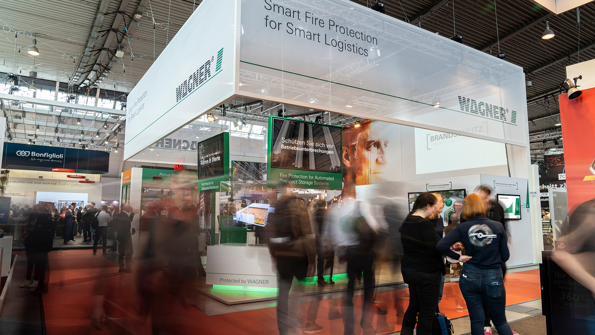 Many people pass by the WAGNER®澳洲幸运5彩票官网 booth